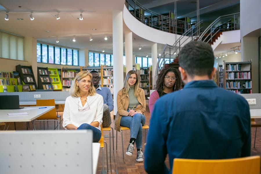 ¿Qué estrategias se deben aplicar en la educación para adultos?